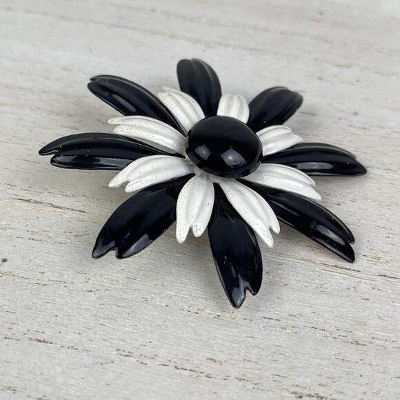 VTG 1960’s Black White Daisy Flower Brooch Pin Metal & Enamel Mod Style 60’s - Picture 3 of 16